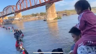 MÁS DE 500 migrantes CRUZAN EL RIO BRAVO POR PIEDRAS NEGRAS [upl. by Hebert]