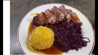 Weihnachtlich gebratene Gänsebrust mit Blaukraut und Knödel  Goose breast a German Christmas Recipe [upl. by Jaye]