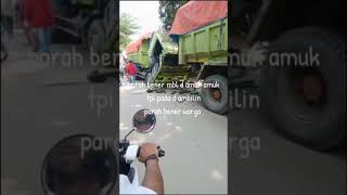 Truk muat tanah yg diamuk pintunya di bawa kabur oknum warga funnyvideo nabrakmobil [upl. by Assille519]