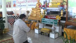 Making My Own Thai Amulet at the Tiger Cave Temple in Krabi  quotpress it yourself bless it yourselfquot [upl. by Clyte]