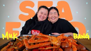 HUGE SEAFOOD BOIL MUKBANG 먹방  Shrimp Crawfish Mussel Clams and Snow Crab  MONDAY MUNCHIES [upl. by Marcelline]