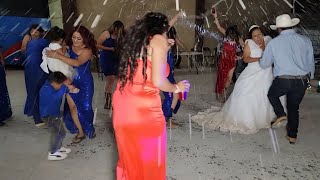 ENTRADA CON BANDA LOS HIJOS TIRANDO CERVEZA EN LA BODA DE SUS PAPAS [upl. by Enilra]