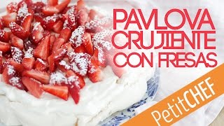 Receta EXPRESS Pavlova crujiente y esponjosa con fresas Petitchefes paso a paso [upl. by Soiritos]