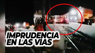 MILAGRO EN LAS VÍAS Un colectivero tuvo que maniobrar para no ser arrollado por un tren [upl. by Afesoj]