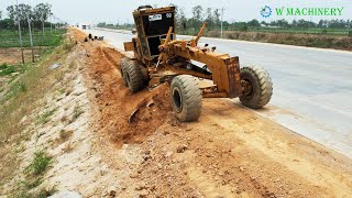 New Action Extreme Grader Trimming Slope Roads By Perfect Operator Skills  Grader Spreading Skills [upl. by Tuneberg]