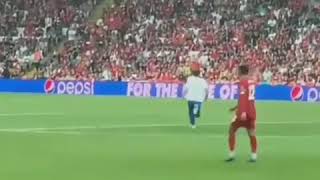 Delimine sahaya atladı Liverpool Chelsea maçında sahaya atlayan taraftar delimine [upl. by Lakym]