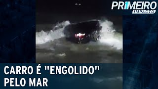 Flagra carro é “engolido” pelo mar e fica preso nas pedras  Primeiro Impacto 140323 [upl. by Idolla844]