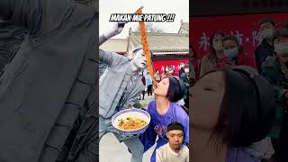 Makan mie patung performer creature sculpture food funny silverman art statue [upl. by Magena]