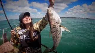 MUJERES PESCANDO 2 TIBURONES dos salidas diferentes editadas en una [upl. by Ahsiekram]