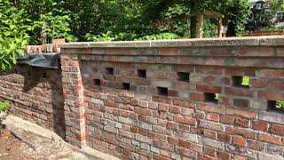 Eine alte Backsteinmauer wird in einem Garten in Freiburg errichtet [upl. by Akimal]