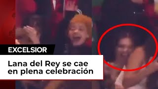 Lana del Rey se cae en plena celebración del Super Bowl [upl. by Porche]