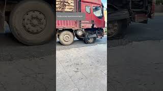 The Heavy  Duty Truck With A Flat Tire Running Slowly to Look For A Nearby Auto Repair Shop [upl. by Mercier]