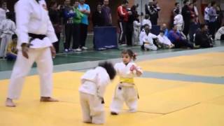 VIDEO GRACIOSO DE PELEA DE ÑINAS EN KARATE [upl. by Annetta704]