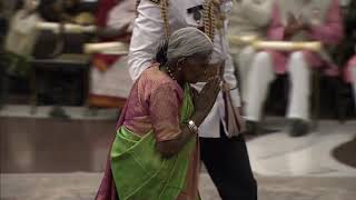 President Kovind presents Padma Shri to Smt Saalumarada Thimmakka [upl. by Scholz]