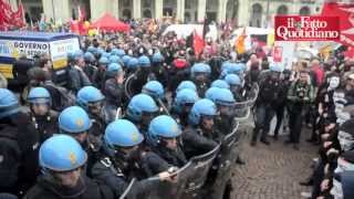 Primo maggio a Torino uova contro il Pd Fassino quotAl Fatto non parloquot [upl. by Fong]