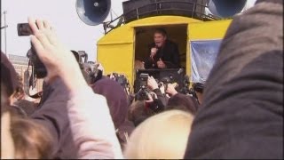 David Hasselhoff sings Ive Been Looking for Freedom at the Berlin Wall again [upl. by Karilla]