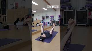 등과 다리안쪽 이완하고 피로회복 해주는 행복한 아기자세 10호흡시니어요가 senioryoga yoga [upl. by Meer]