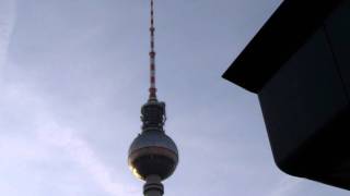 Der Fernsehturm am Alexanderplatz in Berlin [upl. by Aipmylo]