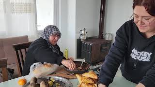 GÜLCAN BABANNESİ İLE SOSİSLİ BÖREK YAPIYOR [upl. by Durrej]