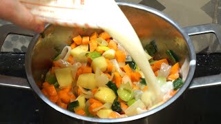 Soupe Poireaux carottes pommes de terre et au lait – Recette sans crème facile et onctueuse [upl. by Waylin]