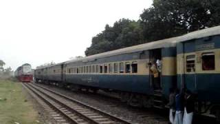 Maitree Express overtakes Sundarban Express [upl. by Lednik]