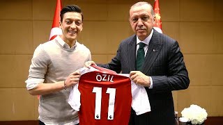 Özil e Gündogan quottestimonialquot di Erdoğan polemica in Germania [upl. by Acinomad]