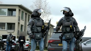 Aankomst Arrestatieteam Dienst Speciale Interventies en inval na verward gedrag in woning in Almere [upl. by Ibbie449]