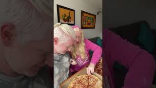 Ritual de cortejo 😁🥰albinismo albinism humor oscarylaura pizza food funny albinos [upl. by Derte]