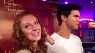 Georgina OTon bei Madam Tussaud mit Taylor Lautner [upl. by Mirabelle]