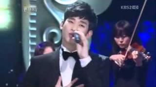 KBS Drama Awards 2011  Kim Soo Hyun performed and give miss A Suzy flowers  Dreamingmp4 [upl. by Atsirk]