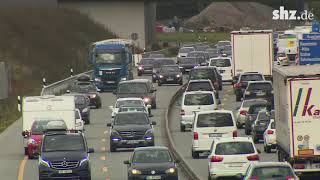 Beginn der Herbstferien Kilometerlange Staus und Vollsperrung auf der A7 [upl. by Milas]