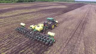 JOHN DEERE exactemerge planters dodging rain drops to get the crops planted [upl. by Kreiker]