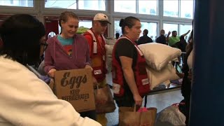 Houston la solidarité sorganise dans les centres daccueil [upl. by Newell]