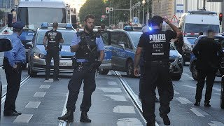 Berlin Mitte Schüsse in die Luft Polizei stoppt Hochzeitsgesellschaft [upl. by Aititel189]