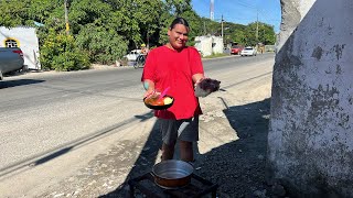 Cocinando bisteces entomatados con su arroz aparte aquí a orilla de carretera Trazzzz [upl. by Nooj256]