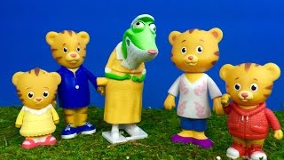 DANIEL TIGER Plays with Sing Wind Up Toys [upl. by Aiken]