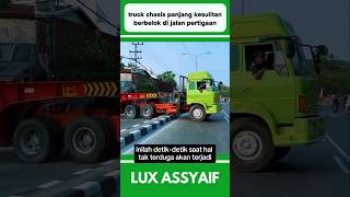 TRUCK CHASIS PANJANG KESULITAN BERBELOK DI PERTIGAAN shorts [upl. by Eloisa]