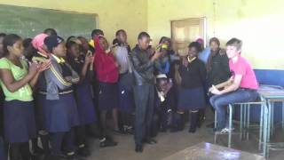 Jasper zingt The Lazy Song in Afrikaans schooltje [upl. by Howe]