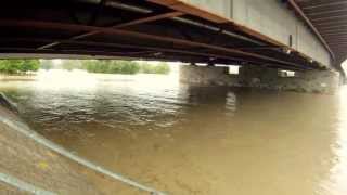 Hochwasser  Flooding in LinzAustria 362013 Full HD  Bridge closedAutobahnbrücke [upl. by Durst96]