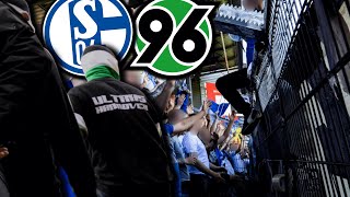 Zaunfahnenklau bei Hannover vs Schalke [upl. by Cookie]