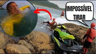 QUASE DEU PT 😱 JET SKI BATE FICA ATOLADO EM COSTÃO VÍTIMAS RESGATADAS COM VIDA SEADOO VALOR 2022 [upl. by Ardelia]