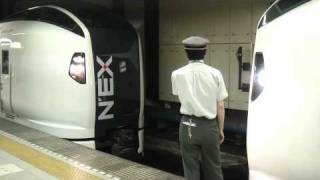 成田エクスプレス（東京駅での連結作業）。 [upl. by Ahsilac]