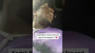 Kodak Black shows major love signing autographs for fans on the spot 🙌🎤 KodakBlack FanLove [upl. by Arerrac]