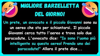 🤣 BARZELLETTA DEL GIORNO Un prete un avvocato e il piccolo Giovanni sono su un aereo che [upl. by Adnawad]