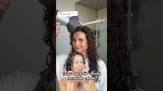 Truque para dar volume na raiz do cabelo testandotruques hairhacks curlyhairhacks beautyhacks [upl. by Fabyola]