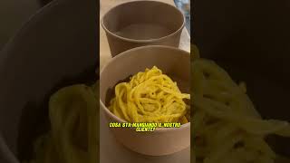 Che pasta sta mangiando il nostro amico shorts streetfood [upl. by Ecilegna]