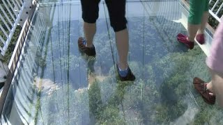 Längste Brücke mit Glasboden in China eröffnet [upl. by Knobloch]