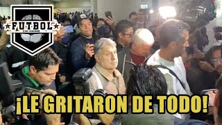 ¡Reciben al TATA MARTINO con GRITOS e INSULTOS en el AEROPUERTO de CDMX [upl. by Nahttam848]