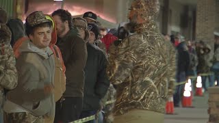 Hundreds of Black Friday shoppers hit Cabelas in Cheektowaga [upl. by Leziar]