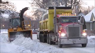 Opération de déneigement à Montréal [upl. by Irallih]